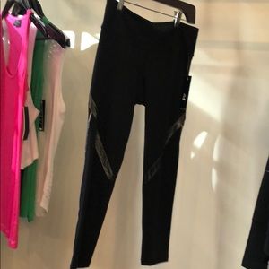 Awesome black capri length workout leggings